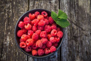 Güzel, taze seçilmiş bahçe ahududu yaz aylarında. Yaz meyveleri, doğal gıda, sağlıklı tatlı.