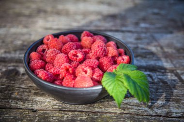 Güzel, taze seçilmiş bahçe ahududu yaz aylarında. Yaz meyveleri, doğal gıda, sağlıklı tatlı.