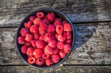 Güzel, taze seçilmiş bahçe ahududu yaz aylarında. Yaz meyveleri, doğal gıda, sağlıklı tatlı.