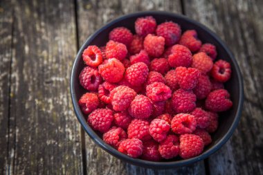 Güzel, taze seçilmiş bahçe ahududu yaz aylarında. Yaz meyveleri, doğal gıda, sağlıklı tatlı.