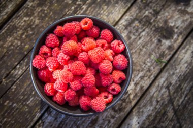 Güzel, taze seçilmiş bahçe ahududu yaz aylarında. Yaz meyveleri, doğal gıda, sağlıklı tatlı.