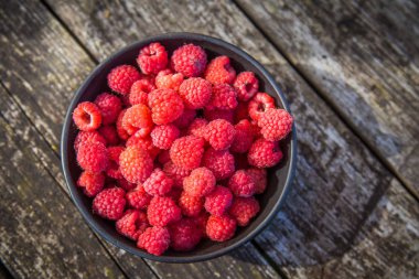 Güzel, taze seçilmiş bahçe ahududu yaz aylarında. Yaz meyveleri, doğal gıda, sağlıklı tatlı.