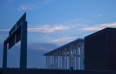 akşam ve mavi gökyüzünde otopark