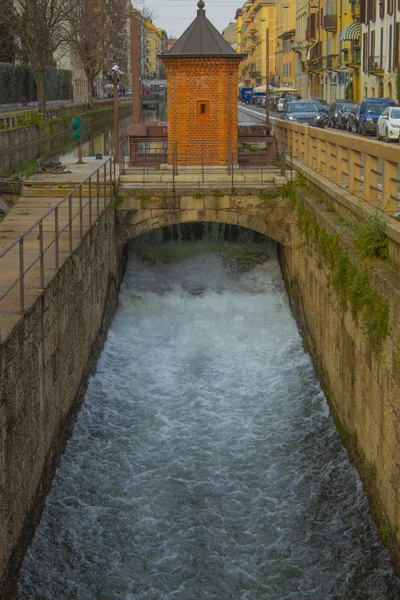 Canal Ciudad Con Esclusa Flujo Agua —  Fotos de Stock