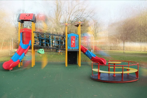 Двойное Воздействие Детской Площадки Красочные Детские Домики — стоковое фото