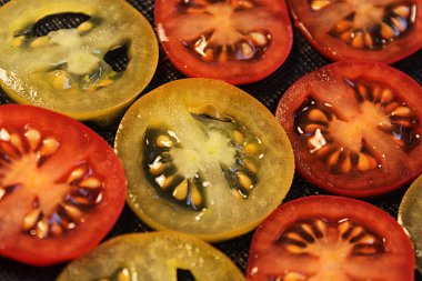 Koyu arkaplanda kırmızı ve sarı domatesler