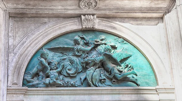 Escultura de la catedral de San Roch sobre la entrada —  Fotos de Stock