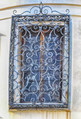 penceresinde sahte ızgara