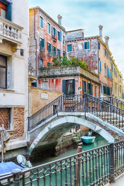Calle Tetta, canal de Venecia y fundaciones — Foto de Stock