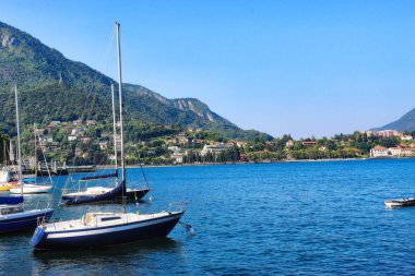 Como Gölü'nde park edilmiş yatlar