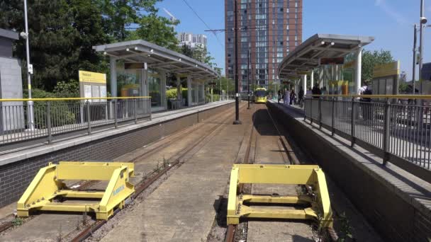 Manchester England Maj 2018 Manchester Metrolink Spårvagn Anländer Till Spårvagnshållplatsen — Stockvideo