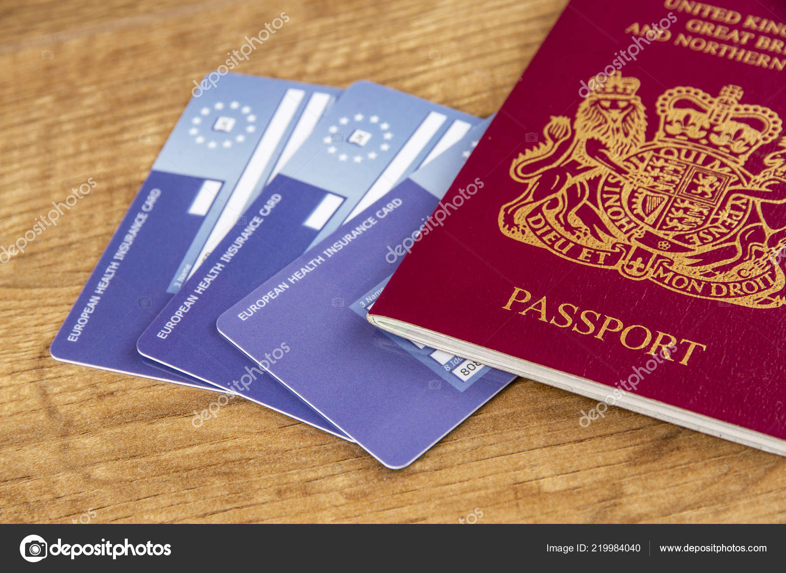 英国护照与欧洲健康保险卡——图库图片© andyb1126 #219984040