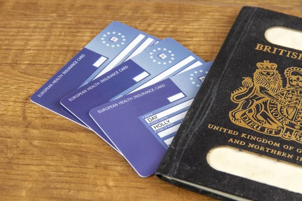 Passaporte Britânico Preto Velho Com Cartões Europeus Seguro Saúde Imagens Royalty-Free