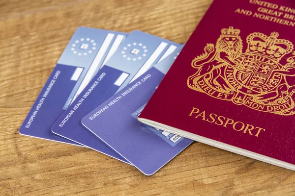 Brits Paspoort Met Europese Ziekteverzekeringskaart Kaarten Rechtenvrije Stockafbeeldingen