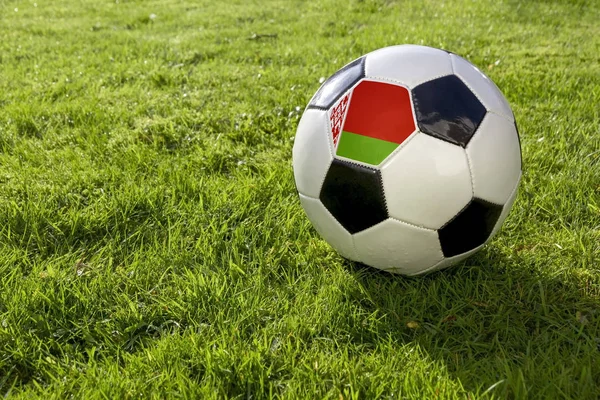 Fußball Auf Einem Rasenplatz Mit Weißrussischer Fahne — Stockfoto