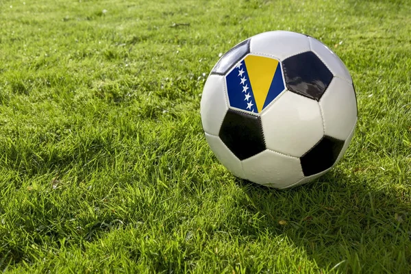 足球在草地上与波斯尼亚和黑塞哥维那 Fla — 图库照片