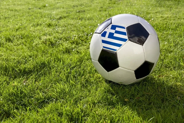 与希腊弗拉在草地上的足球 — 图库照片