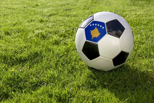 Calcio Campo Erba Con Bandiera Del Kosovo — Foto Stock