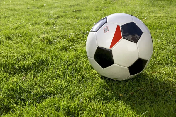 Futebol Campo Grama Com Malta Bandeira — Fotografia de Stock