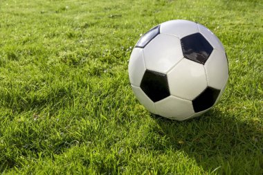 Çim Sahada Siyah Beyaz Futbol