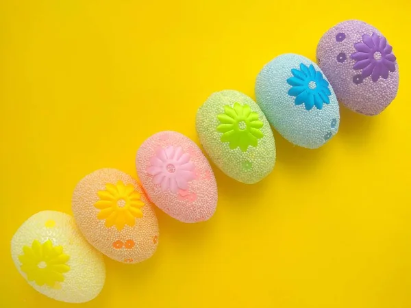 Seis Huevos Pascua Colores Sobre Fondo Amarillo Brillante — Foto de Stock