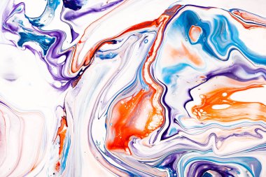 Akrilik boyalar karışımı. Mavi, mor ve mercan kırmızı karışık akrilik boyalar. Sıvı mermer doku. Tasarım ambalaj, etiket, kartvizit ve etkileşimli web arka planlar için geçerli.