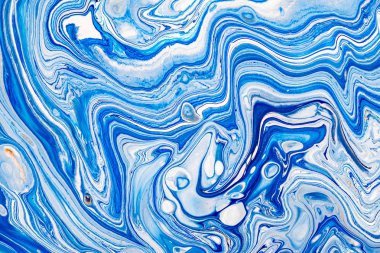 El arka plan ile karışık sıvı mavi, beyaz, sarı boya boyalı. Soyut sıvı akrilik resim. Ambalaj, davet, tekstil, duvar kağıdı, tasarım farklı yüzeyler için geçerli