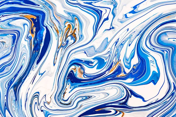 Fondo pintado a mano con pinturas mixtas azul líquido, blanco, amarillo. Pintura acrílica fluida abstracta. Aplicable para embalaje, invitación, textil, papel pintado, diseño de diferentes superficies —  Fotos de Stock