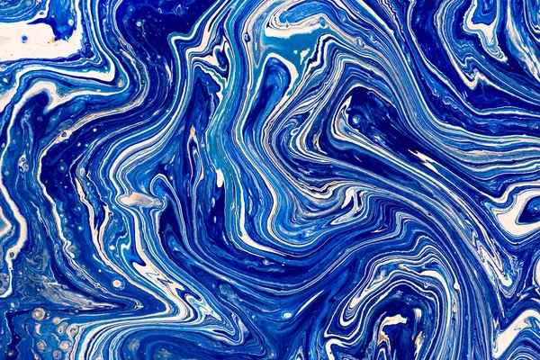 Fondo pintado a mano con pinturas mixtas azul líquido, blanco, amarillo. Pintura acrílica fluida abstracta. Aplicable para embalaje, invitación, textil, papel pintado, diseño de diferentes superficies — Foto de Stock