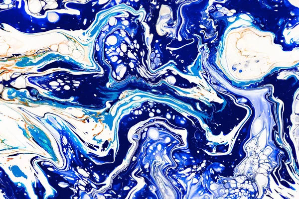 Handbemalter Hintergrund mit gemischter flüssiger blauer, weißer, gelber Farbe. abstrakte flüssige Acrylmalerei. geeignet für Verpackungen, Einladungen, Textilien, Tapeten, Gestaltung verschiedener Oberflächen — Stockfoto