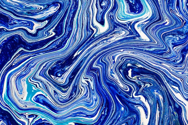 Hand målade bakgrunden med blandad flytande blå, vita, gula färger. Abstrakt flytande akryl målning. Tillämpliga för inbjudan, tapet, textil, förpackningar, design av olika ytor — Stockfoto