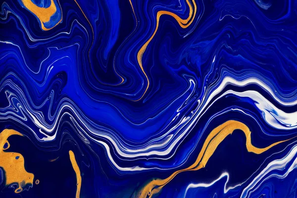 Fundo pintado à mão com tinta líquida mista azul e dourada. Pintura acrílica fluido abstrato. Arte moderna. Fundo abstrato azul marmoreado. Padrão de mármore líquido — Fotografia de Stock