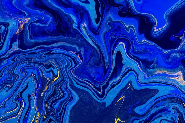 Fondo pintado a mano con pinturas mixtas azul líquido y dorado. Pintura acrílica fluida abstracta. Arte moderno. Fondo abstracto azul mármol. Patrón de mármol líquido —  Fotos de Stock