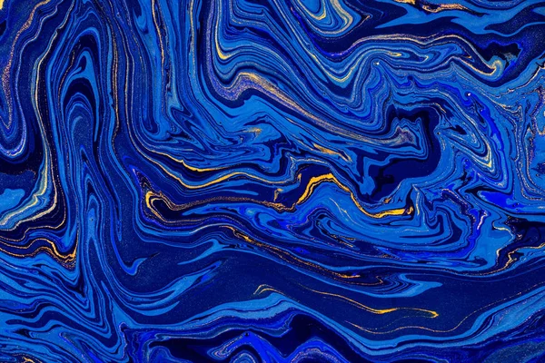 Fondo pintado a mano con pinturas mixtas azul líquido y dorado. Pintura acrílica fluida abstracta. Arte moderno. Fondo abstracto azul mármol. Patrón de mármol líquido —  Fotos de Stock