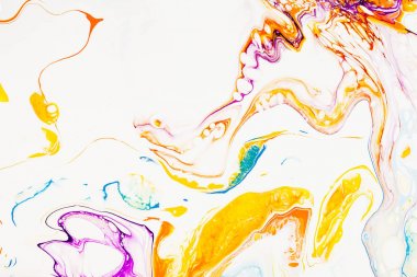 Parlak reçin sanat soyut arka plan. Çok renkli mermer yüzey, mineral taş doku. Mor, turuncu ve mavi boya karışımı duvar kağıdı.