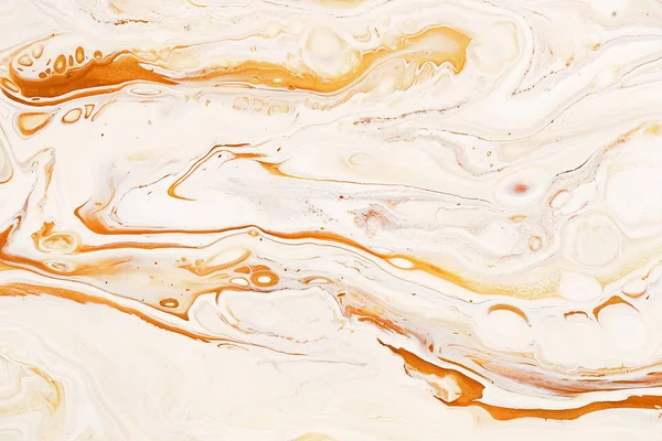 Textura raster dinâmica e fluida dourada. Tintas acrílicas abstratas misturar fundo de cor . — Fotografia de Stock