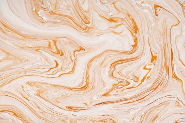 Karamel dinamik ve sıvı raster doku. Soyut akrilik boyalar mixt renk arka plan. Boyama, sıvı akış yüzeyi modern tasarım. Turuncu ve beyaz kontrast pigmentler, suluboya duvar kağıdı.