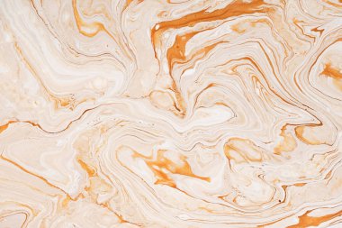 Karamel dinamik ve sıvı raster doku. Soyut akrilik boyalar mixt renk arka plan. Boyama, sıvı akış yüzeyi modern tasarım. Turuncu ve beyaz kontrast pigmentler, suluboya duvar kağıdı.