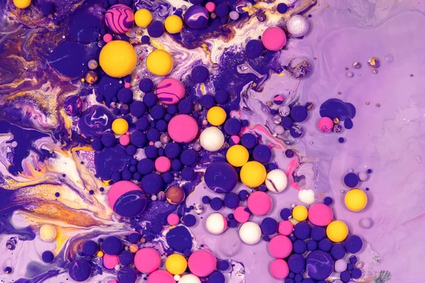 Bolas de pintura acrílica textura abstracta. Mezcla de líquidos púrpura, azul, rosa y amarillo. Fondo multicolor creativo. Colores brillantes fluido, fluido diseño de papel pintado. Pigmentos mixtos violeta telón de fondo . —  Fotos de Stock