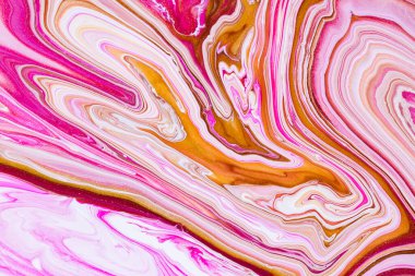 Sıvı sanat dokusu. Boya efektiyle soyut bir arka plan. Sıvı akrilik, akışkan ve sıçramalı bir resim. Baner veya duvar kâğıdı için karışık boyalar. Altın, beyaz ve mercan renkleri..