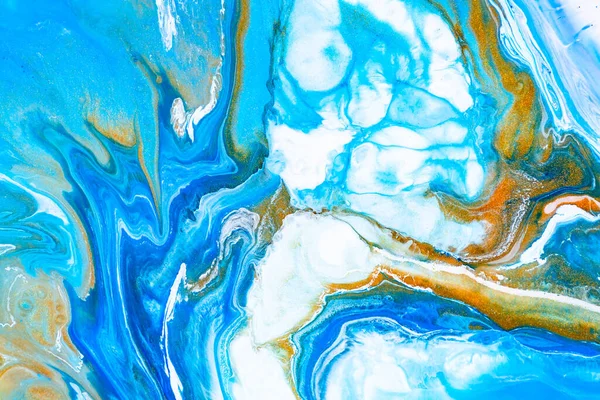 Textura de arte fluida. Cenário abstrato com efeito de pintura iridescente. Imagem de acrílico líquido com fluxos e salpicos. Tintas mistas para baner ou papel de parede. Cores transbordantes azuis, douradas e brancas. — Fotografia de Stock