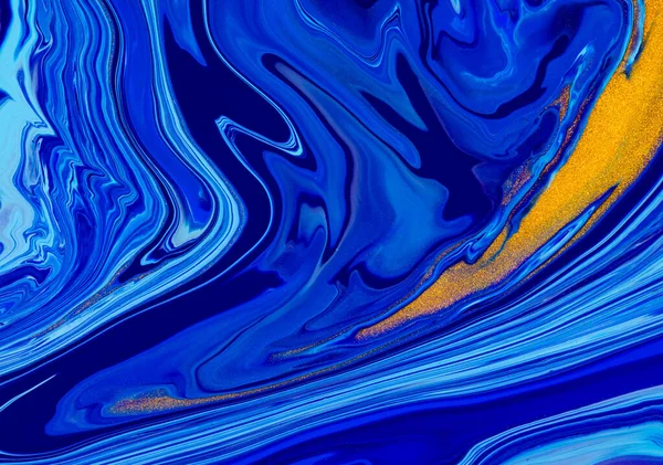 Sıvı sanat dokusu. Soyut kıvrımlı boya efektli bir arka plan. Sıvı akrilik, akışkan ve sıçramalı bir resim. 2020 'nin klasik mavi rengi. Mavi, altın ve cyan taşan renkler. — Stok fotoğraf