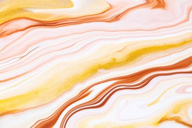 Sıvı sanat dokusu. Boya efektiyle soyut bir arka plan. Renkli karışık boyalı sıvı akrilik resim. Arkaplan ya da poster olarak kullanılabilir. Altın, kahverengi ve beyaz taşan renkler.