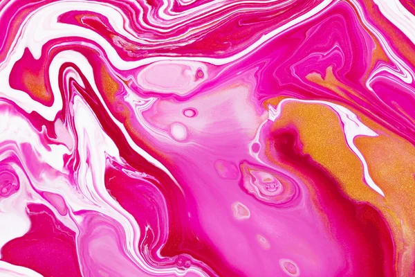 Vätskekonsistens. Bakgrund med abstrakt blandning färg effekt. Flytande akrylbild som flödar och stänk. Blandade färger för webbplats bakgrund. Gyllene, vita och rosa överflödande färger. — Stockfoto
