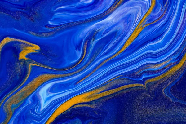 Fließende Kunsttextur. Abstrakter Hintergrund mit wirbelndem Farbeffekt. Flüssiges Acrylbild mit chaotischen Mischfarben. Klassisch blaue Farbe des Jahres 2020. Blaue, goldene und weiße überfließende Farben. — Stockfoto