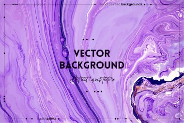 Sıvı sanat dokusu. Soyut kıvrımlı boya efektiyle arka plan. Akıp sıçrayan akrilik bir resim. Baner veya duvar kâğıdı için karışık boyalar. Mor, eflatun ve altın renkleri var..