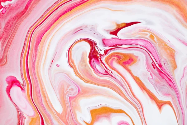 Textura de arte fluido. Fondo con efecto abstracto de pintura giratoria. Arte acrílico líquido con pinturas mixtas caóticas. Se puede utilizar para carteles o fondos de pantalla. Rosa, coral y colores dorados desbordantes . — Foto de Stock