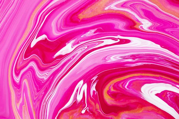 Vätskekonsistens. Bakgrund med abstrakt skimrande färg effekt. Flytande akrylkonstverk med flöden och stänk. Blandade färger för bakgrund eller affisch. Gyllene, vita och rosa överflödande färger. — Stockfoto