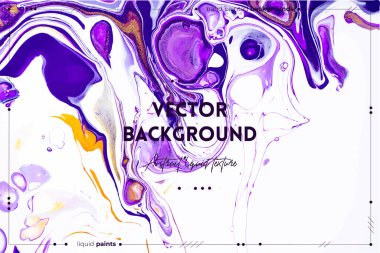 Sıvı sanat dokusu. Yanardöner boya efektli soyut arkaplan. Karışık boyalı sıvı akrilik sanat eserleri. Posterler ya da duvar kağıtları için kullanılabilir. Mor, beyaz ve altın renkler taşar.