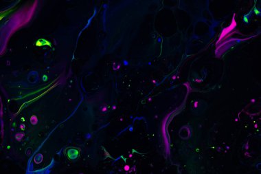 Sıvı sanat dokusu. Girdap boyası efektli soyut bir arka plan. Akıp sıçrayan akrilik bir resim. Web sitesi arka planı için karışık boyalar. Siyah, mor ve yeşil taşan renkler.